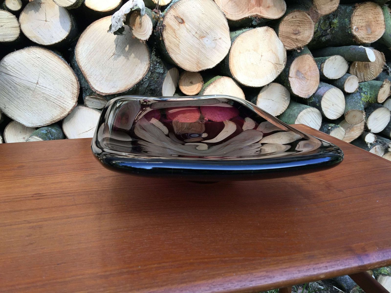 Art Glass Bowl / Dish By Swedish Artist Vicke Lindstrand For Kosta In The 1950s. Purple And Clear Glass, Mid Century Modern From Sweden