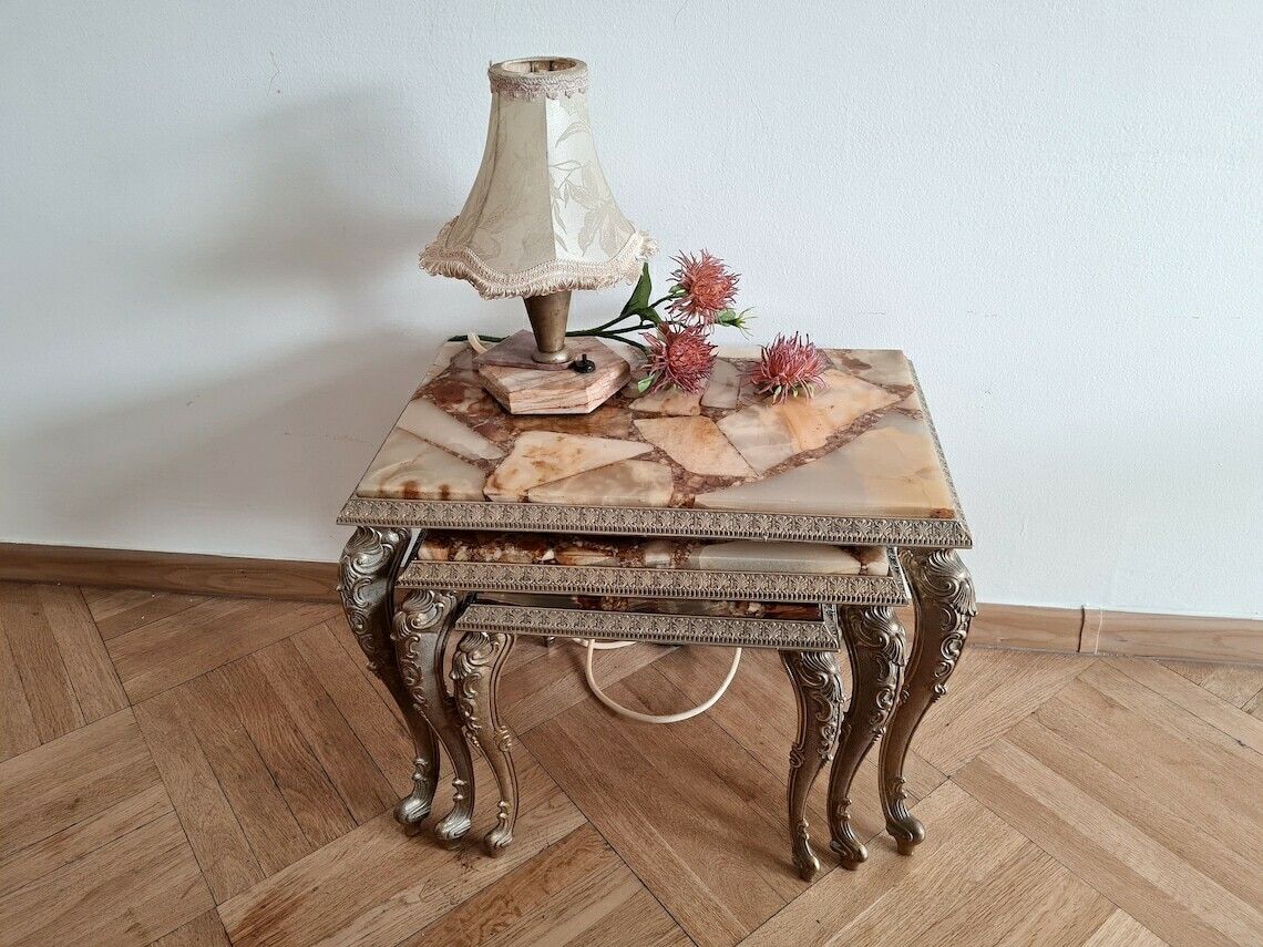 Vintage Mid Century Modern Nesttafels – Set Van Drie Tafels Van Messing En Onyx, Gemaakt In Italië photo for sale