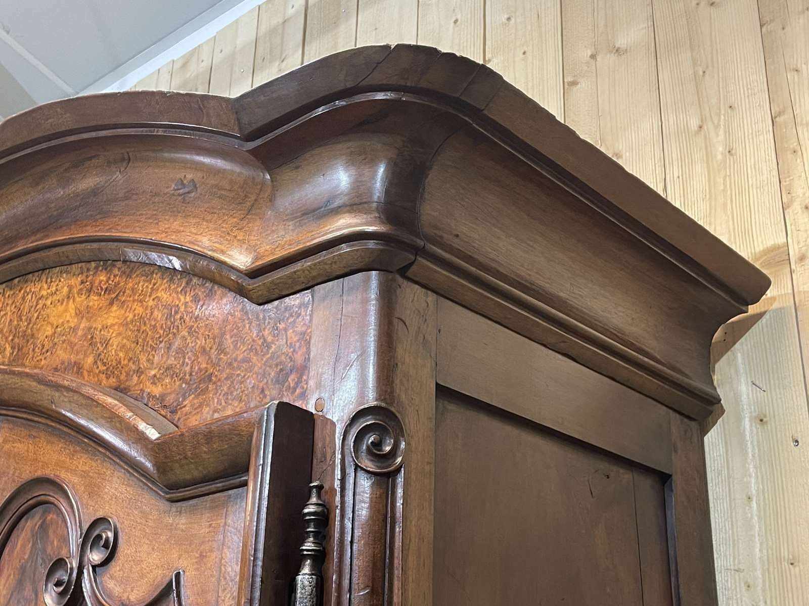 Louis XV Period Bressane Cupboard In Walnut And Burr Walnut (18th Century) photo vinterior