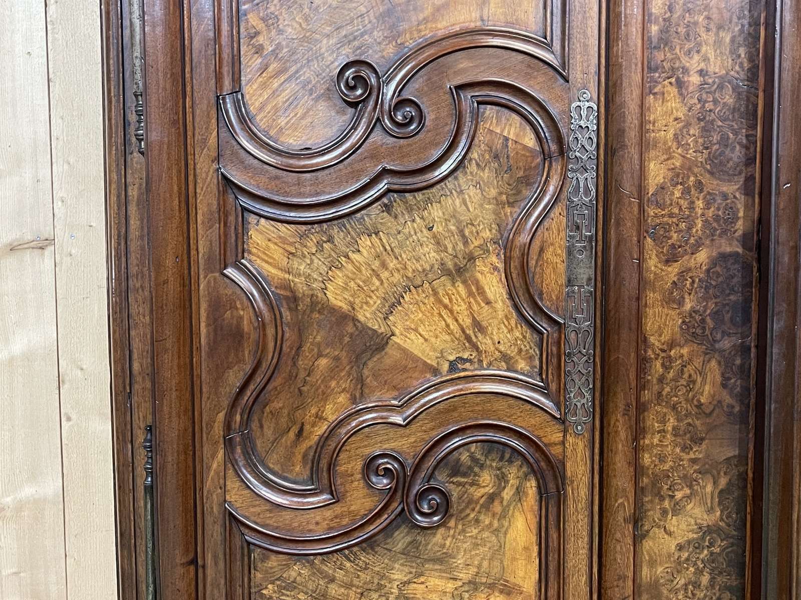photo vinterior Louis XV Period Bressane Cupboard In Walnut And Burr Walnut (18th Century)