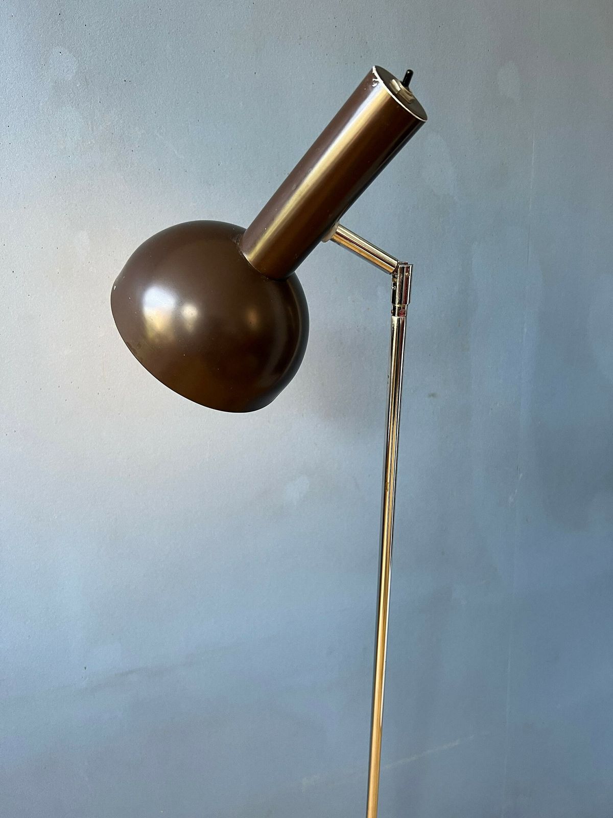 Mid Century Hala Bruine Roterende Vloerlamp Met Bol photo for sale