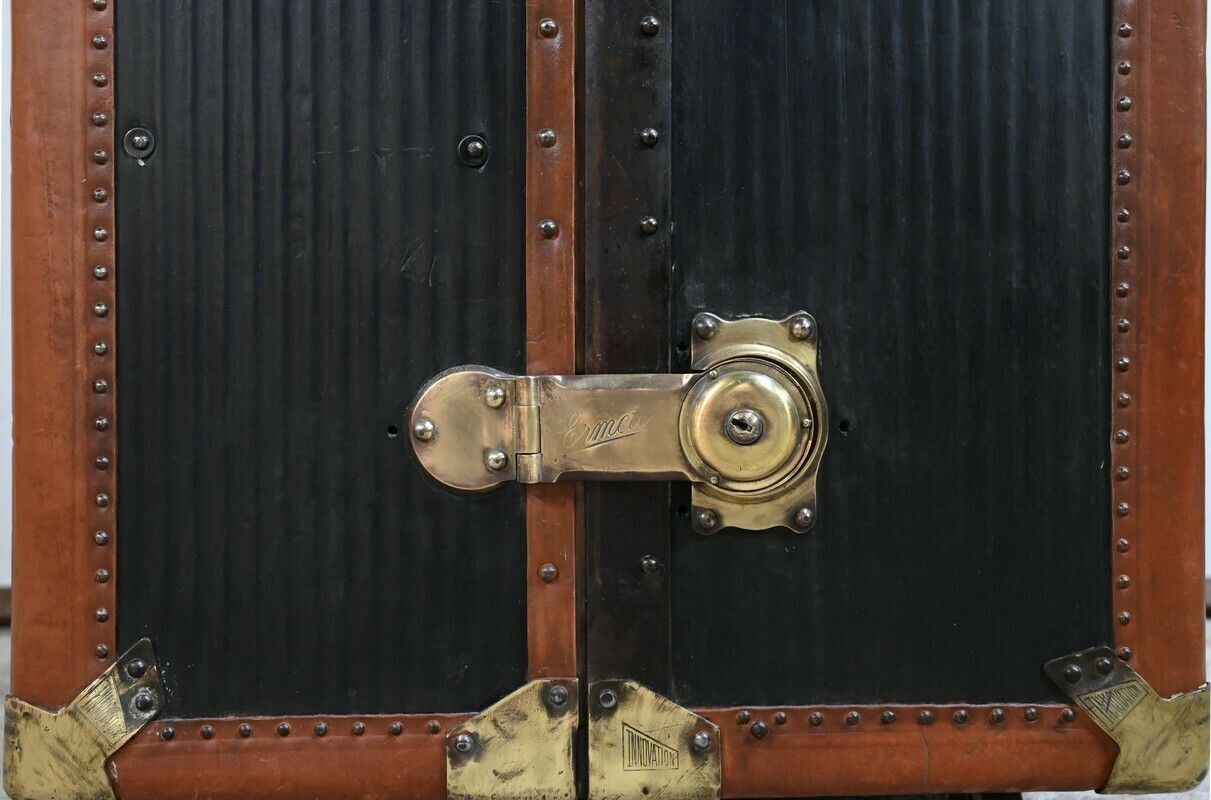 photo vintage Secretaire Trunk, Mahogany Interior, Stamped Innovation – 1900