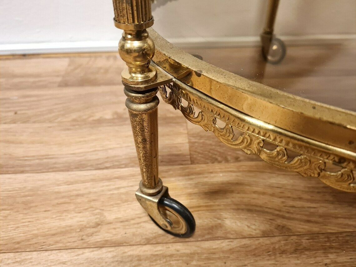 photo furniture Vintage Mid Century Modern Messing Trolley Bartafel Met Rookglas. Hollywood Regency Wielen Barkar