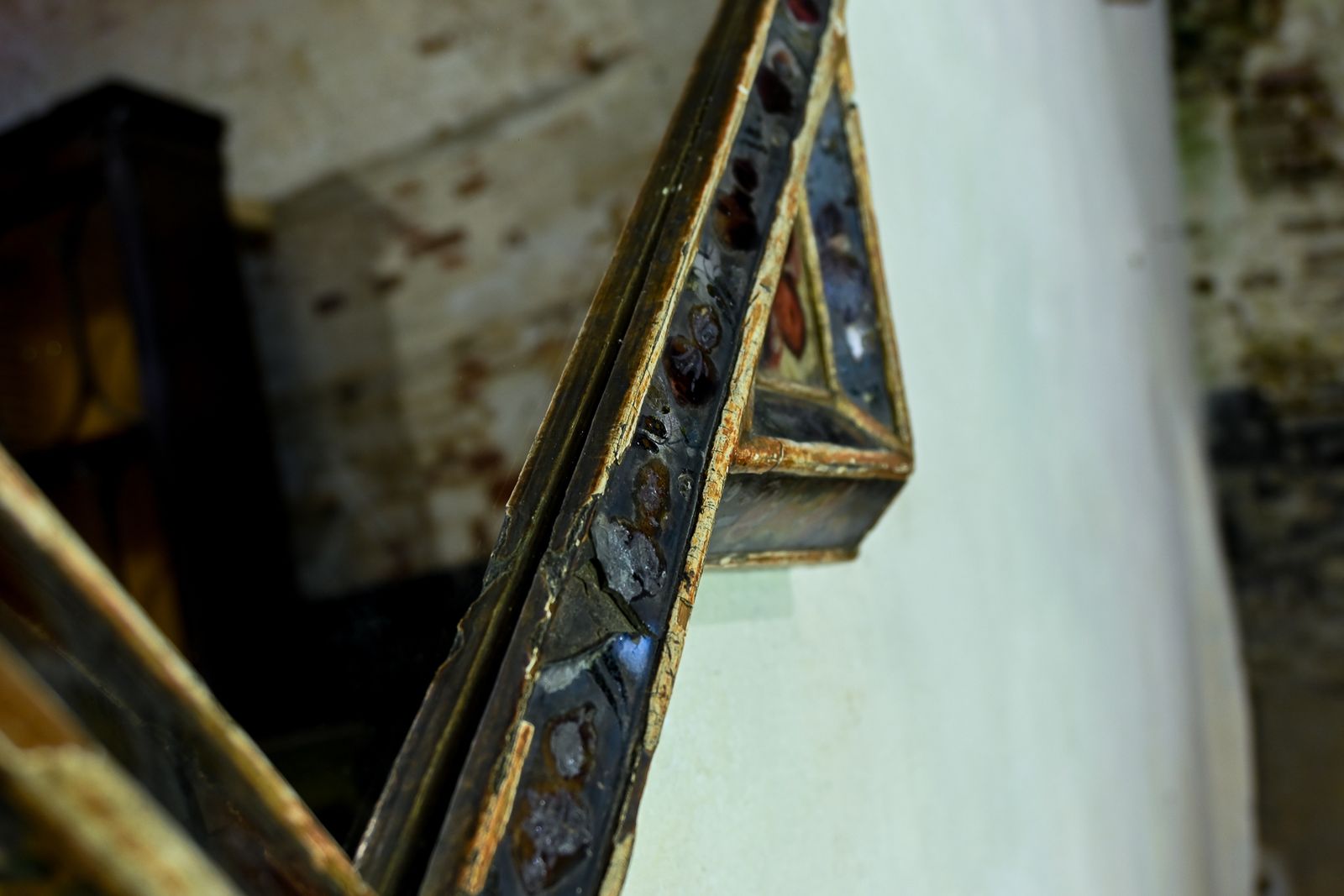 An Early 18th Century Giltwood And Verre églomisé Venetian Mirror photo furniture