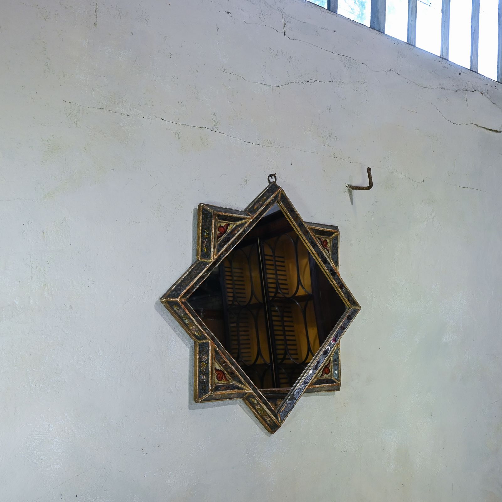 An Early 18th Century Giltwood And Verre églomisé Venetian Mirror photo for sale