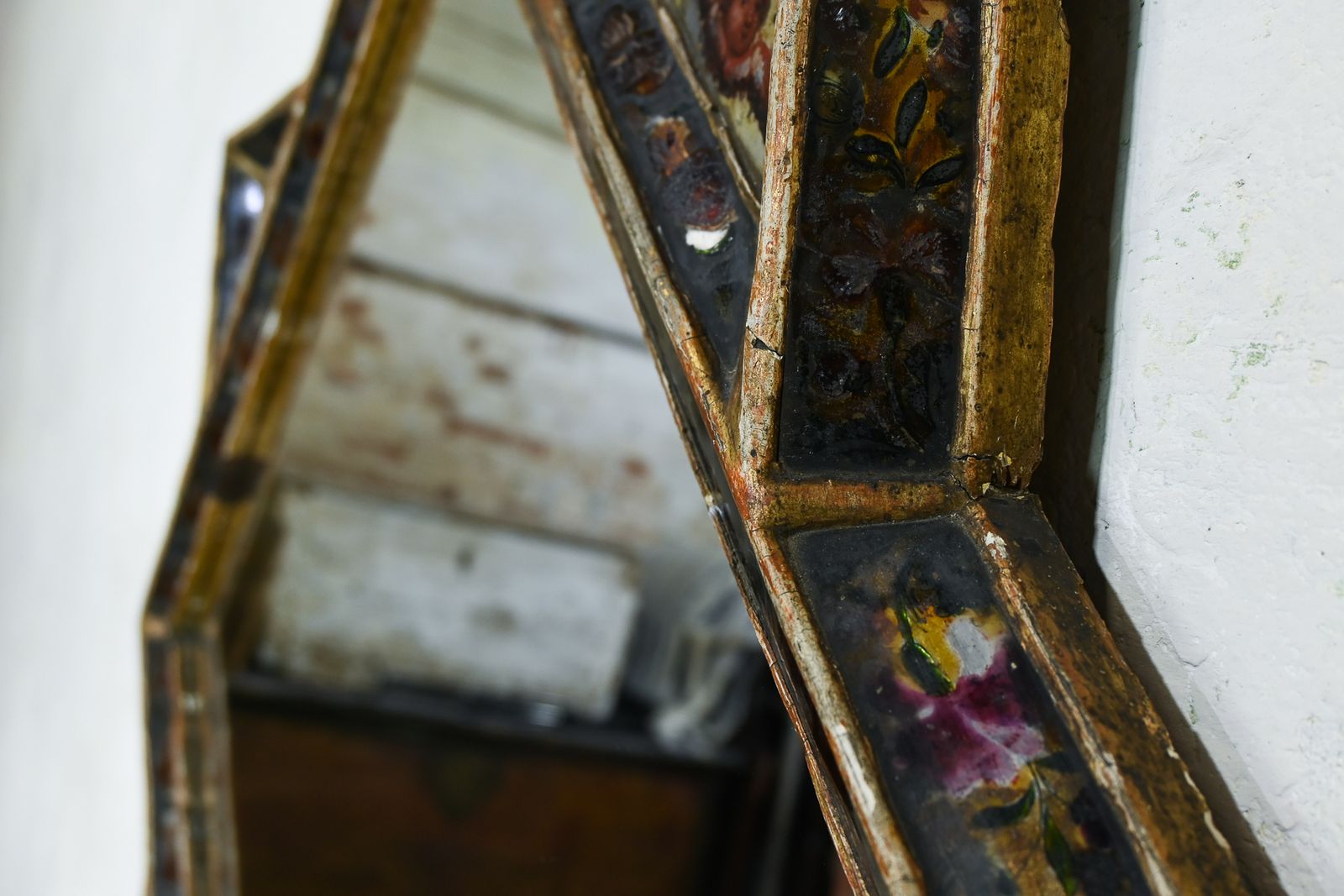 Home Decor An Early 18th Century Giltwood And Verre églomisé Venetian Mirror photo