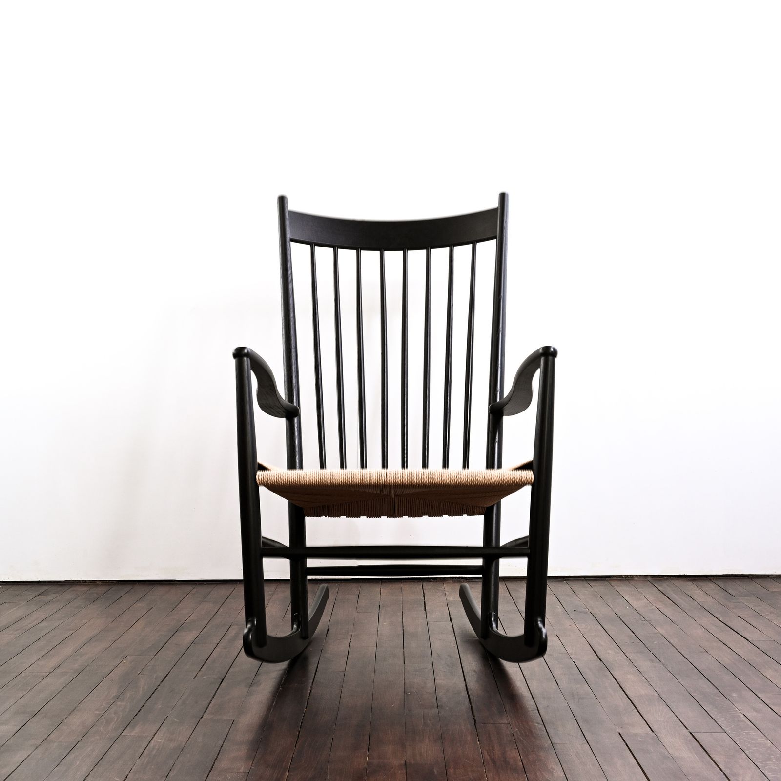 J16 Rocking Chair In Black Lacquered Oak And Natural Paper Yarn photo Furniture