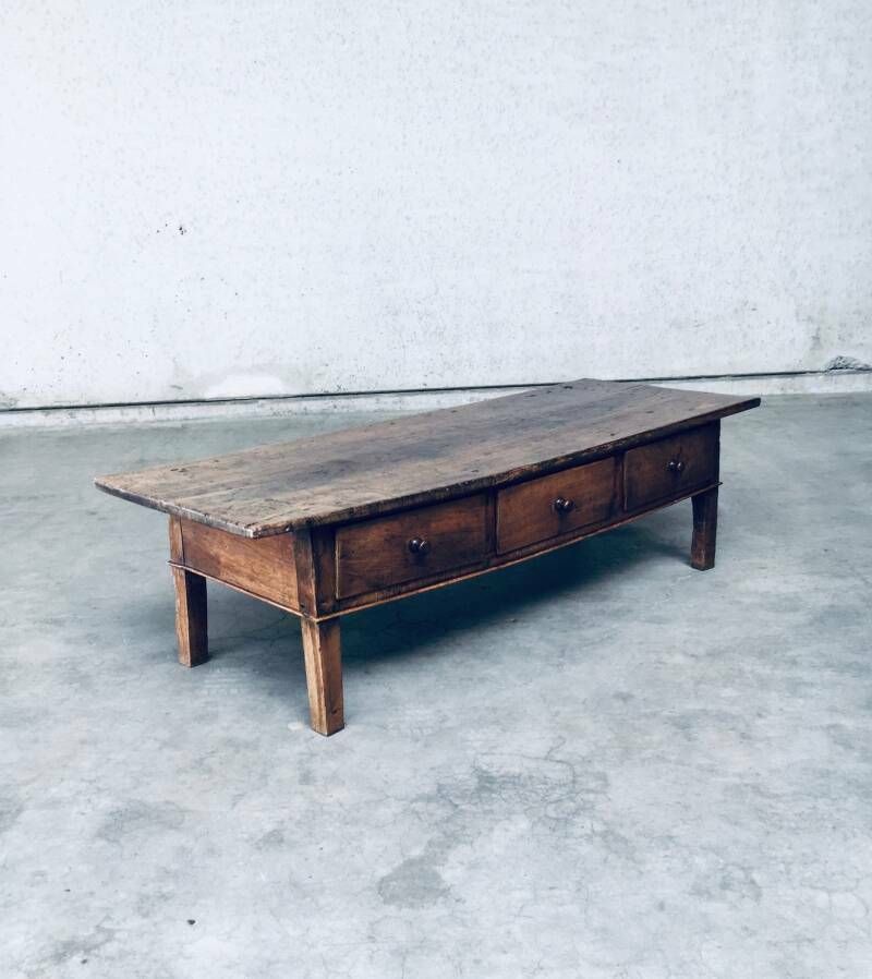 photo furniture Antiek Spaans Folk Art Laag Consoletafel Of Salontafel