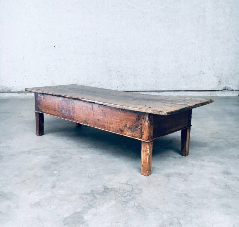 photo vinterior Antiek Spaans Folk Art Laag Consoletafel Of Salontafel