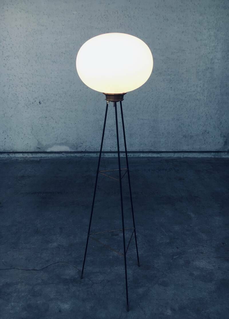 Italiaans Design Opaline Driepoot Vloerlamp, Jaren 1950 photo buy