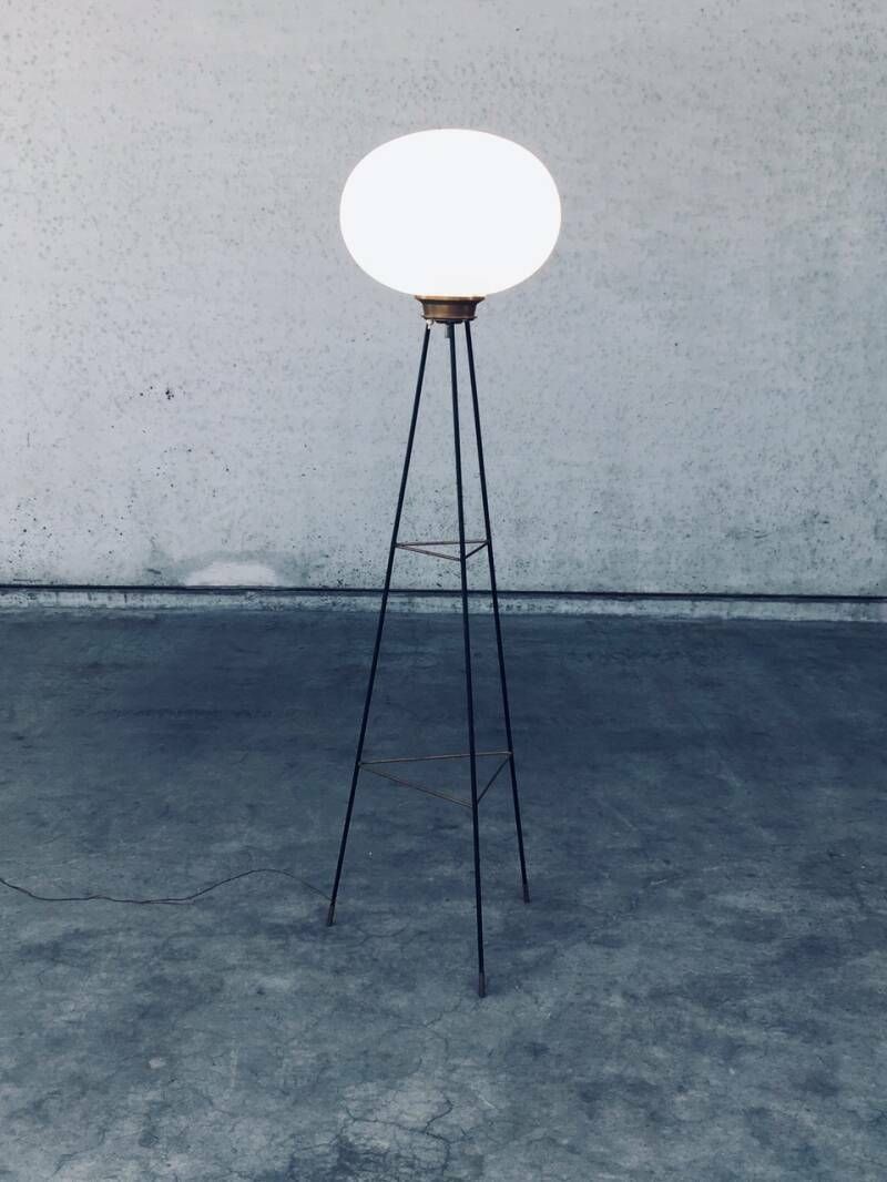 photo furniture Italiaans Design Opaline Driepoot Vloerlamp, Jaren 1950