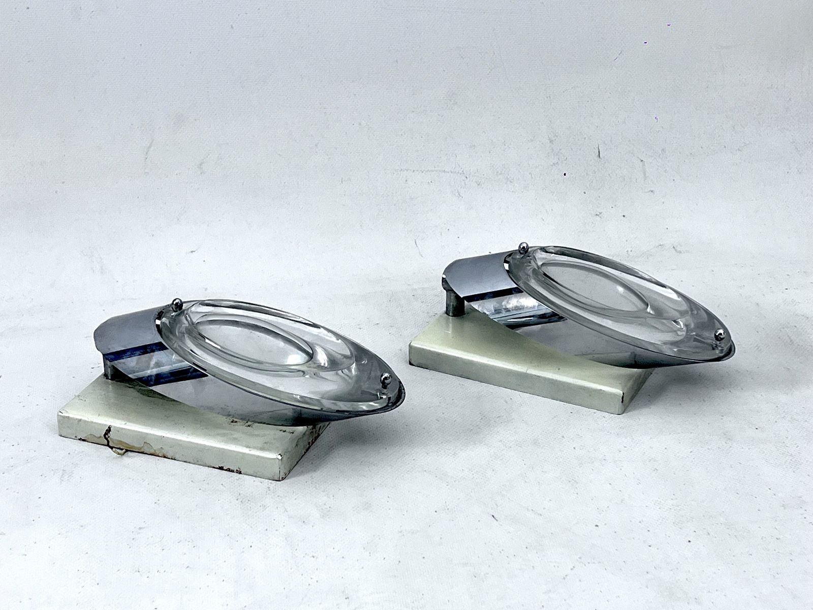 photo furniture Oscar Torlasco, Postmodern Pair Of Italian Sconces In Chrome And Glass. 1970s