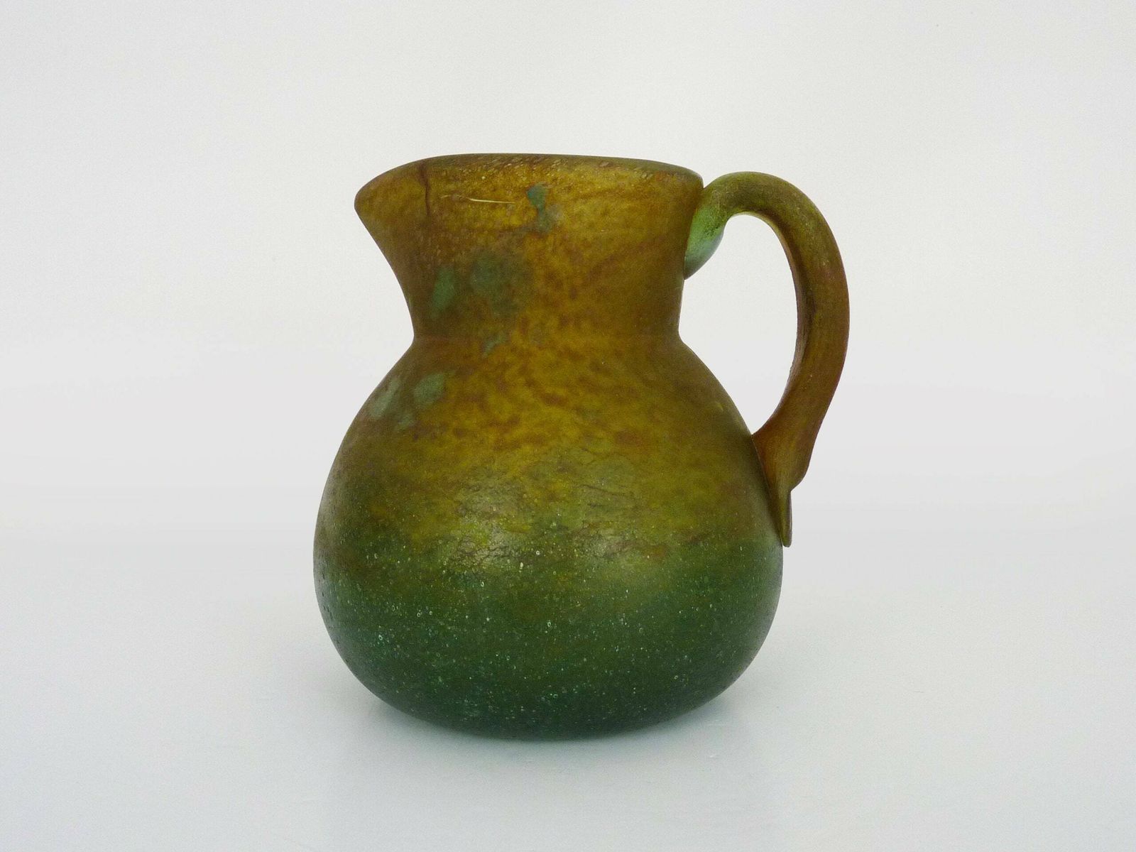 Pichet en pâte de verre marbrée orange et verte, signé Georges De Feure pour Daum