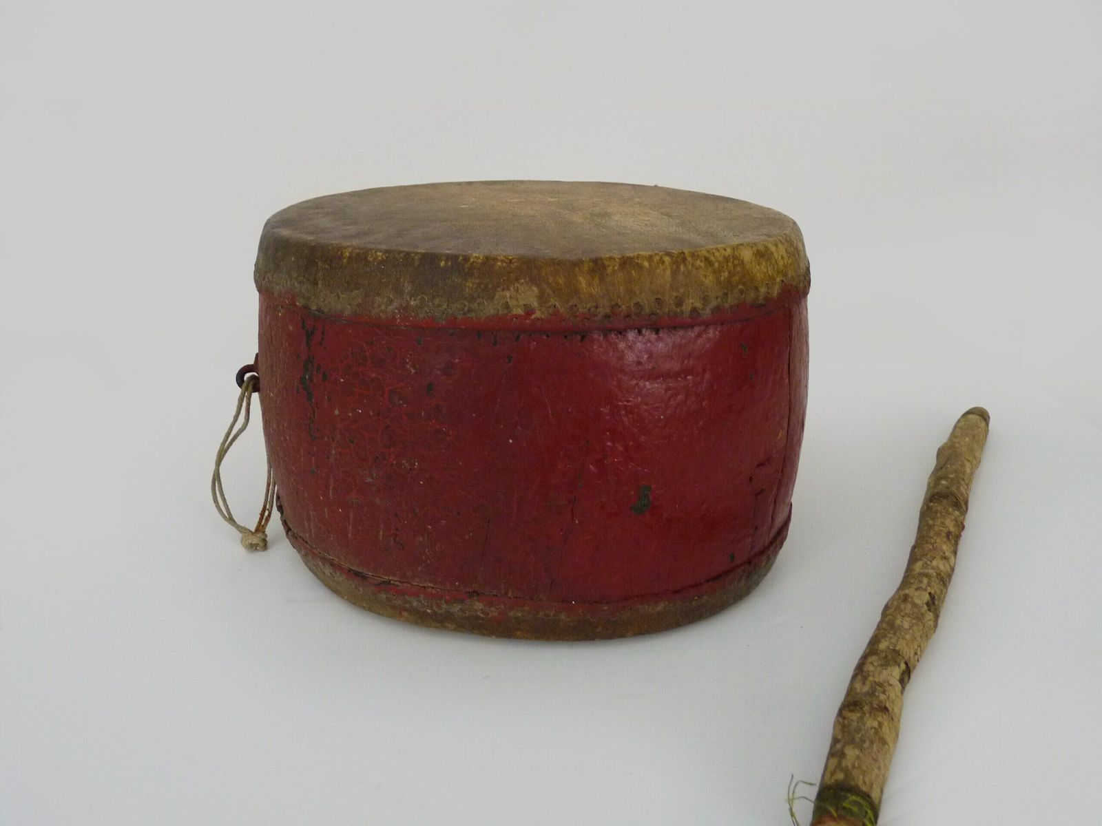 Tambour chinois traditionnel rouge à deux peaux, dit tambour céleste, XIXe siècle photo for sale