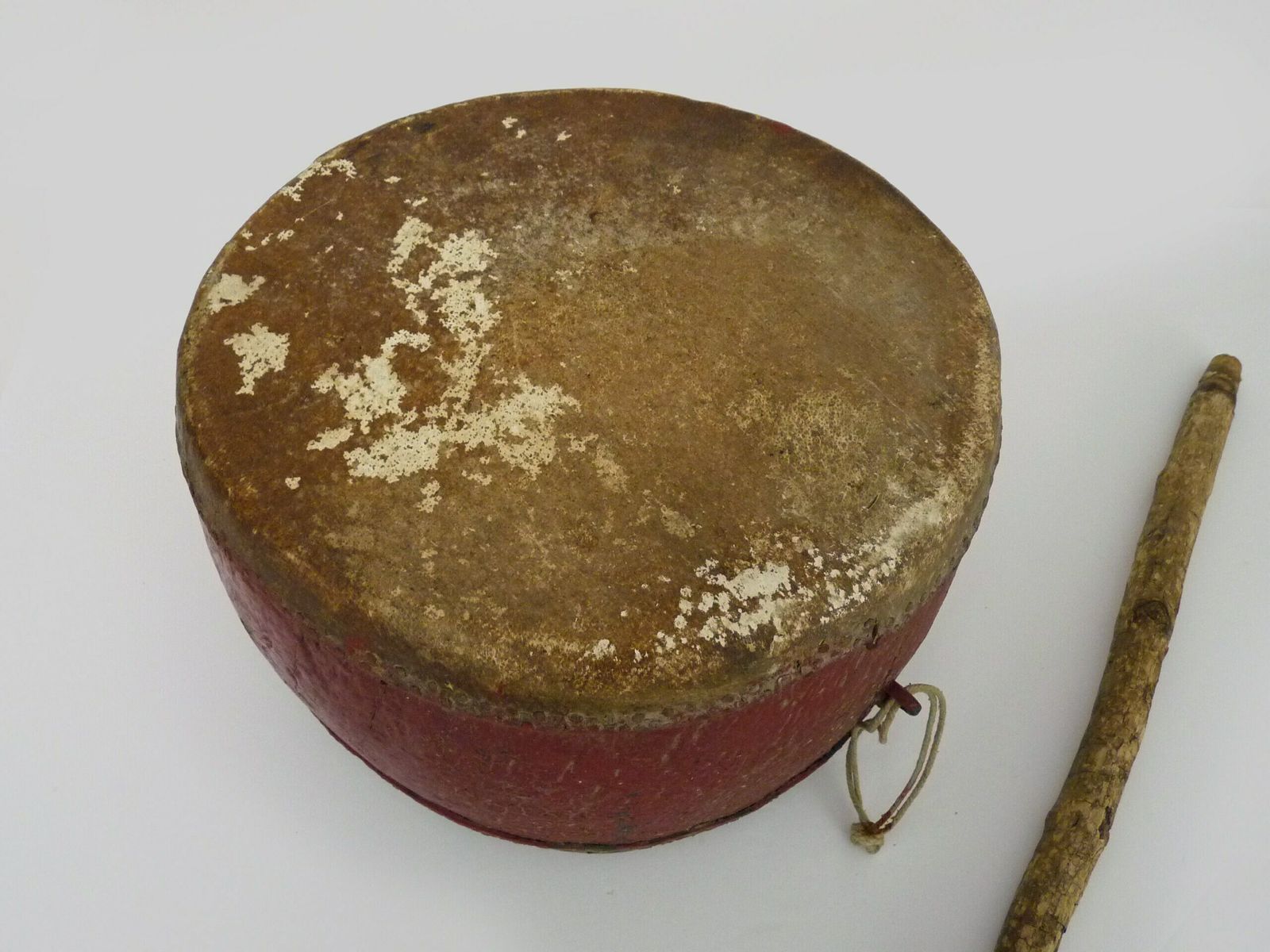Tambour chinois traditionnel rouge à deux peaux, dit tambour céleste, XIXe siècle photo vinterior