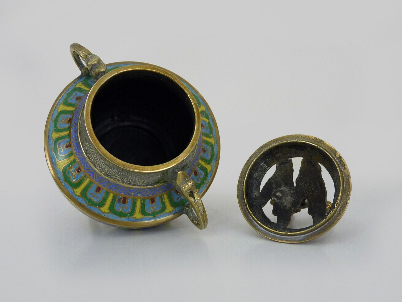 photo furniture Vietnam. Brûle-parfum tripode à couvercle en bronze doré et émaux cloisonnés