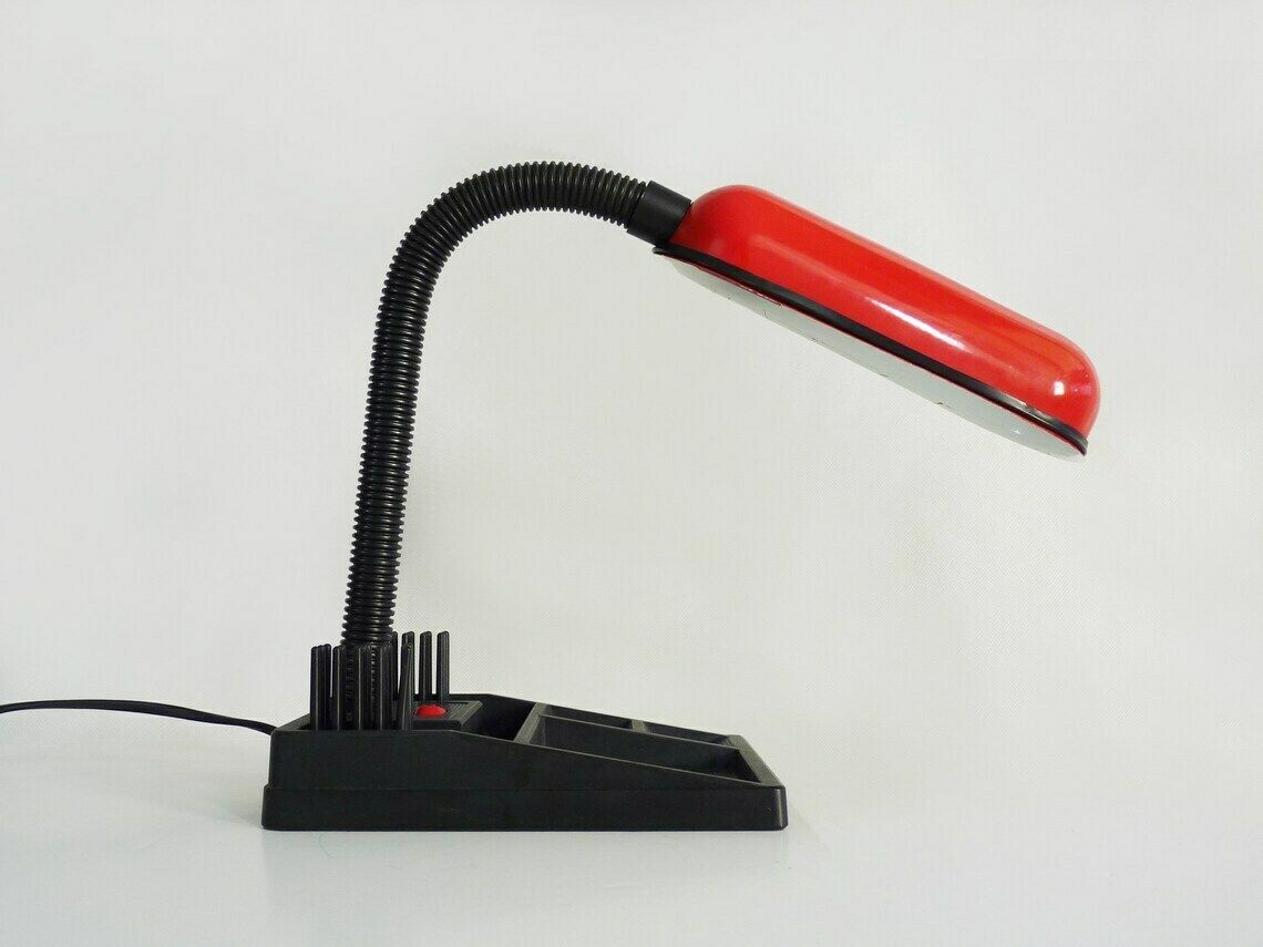 Lampe de bureau flexible rouge et noire avec porte-crayons photo Luminaires