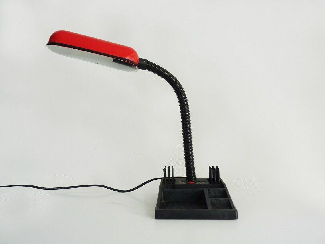 Lampe de bureau flexible rouge et noire avec porte-crayons photo vinterior