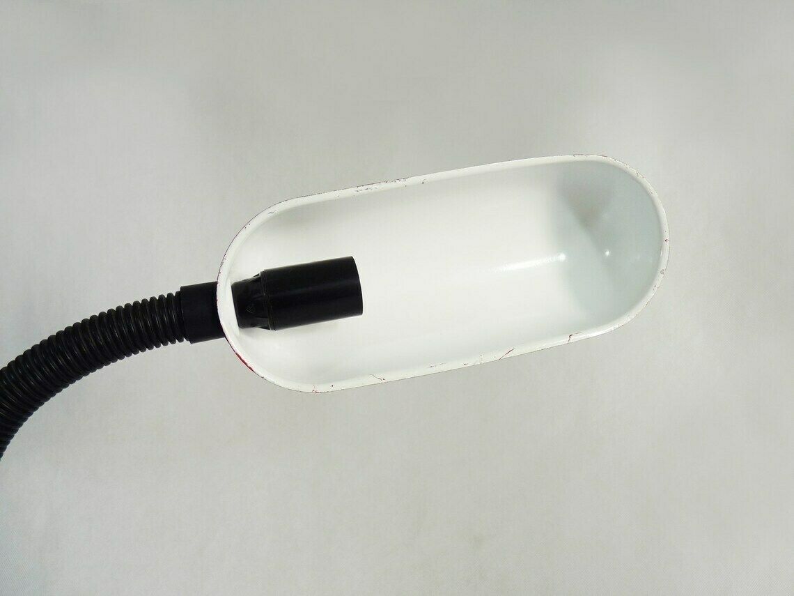 Lampe de bureau flexible rouge et noire avec porte-crayons photo vintage