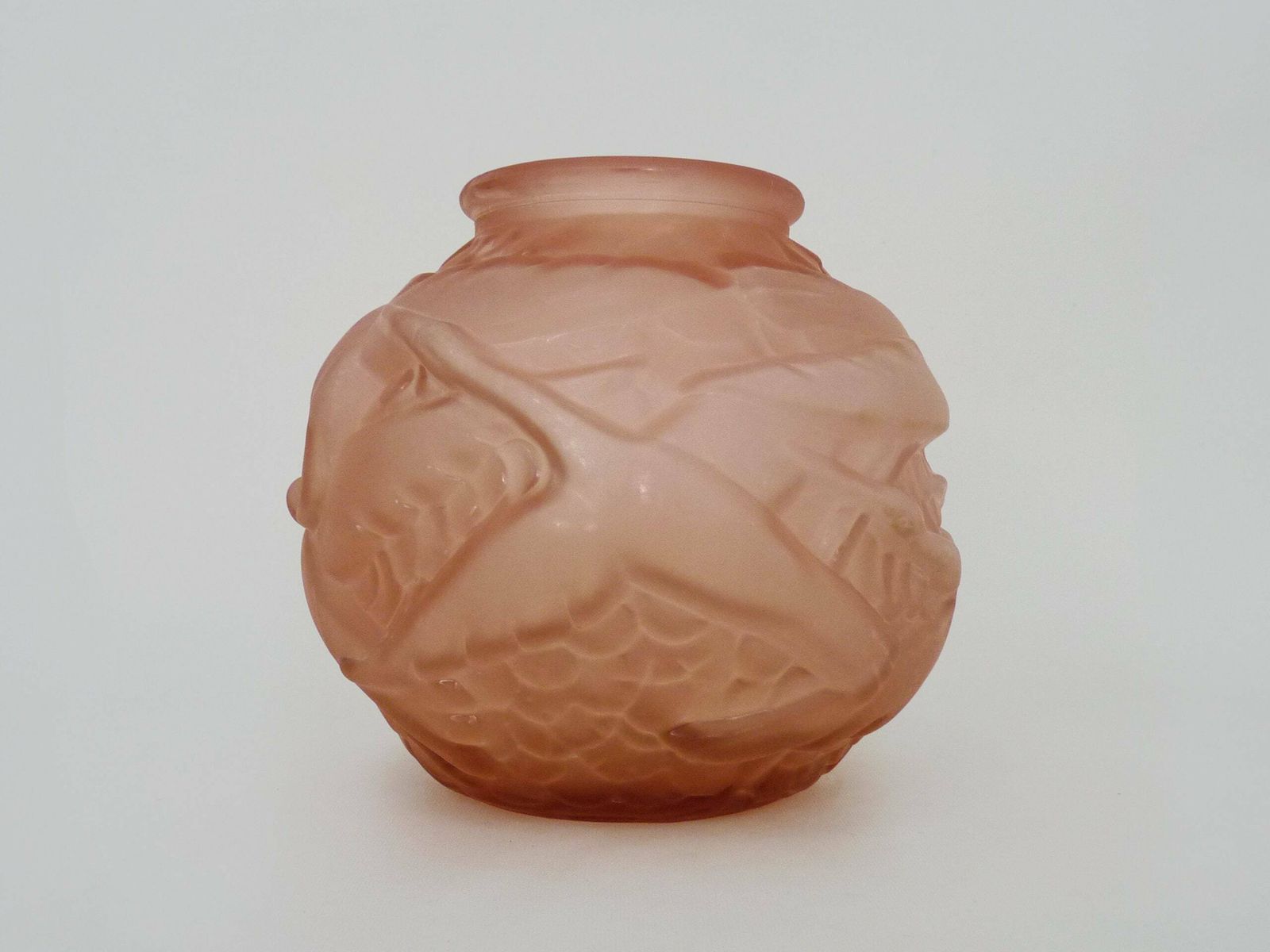 Vase boule Art déco en pâte de verre rose à décor d'oiseaux. Époque Art déco.
