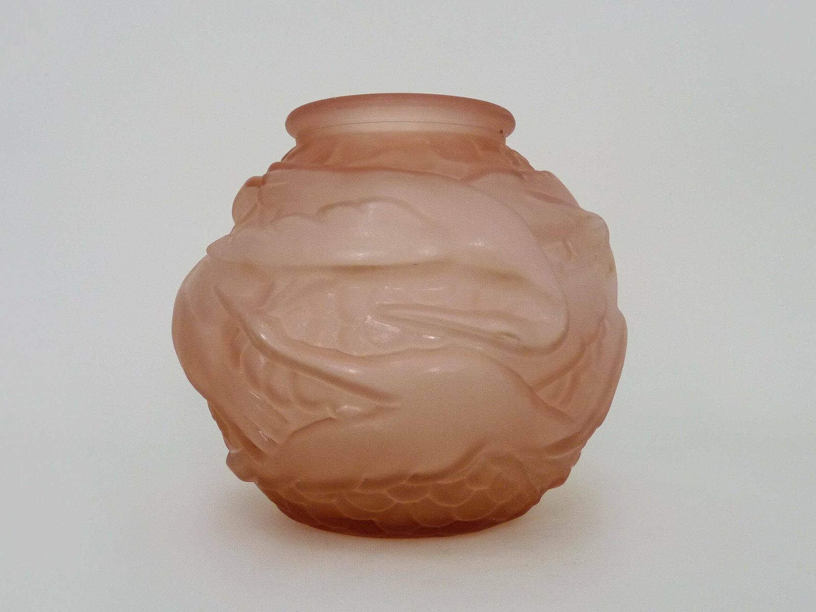 Vase boule Art déco en pâte de verre rose à décor d'oiseaux. Époque Art déco. photo for sale