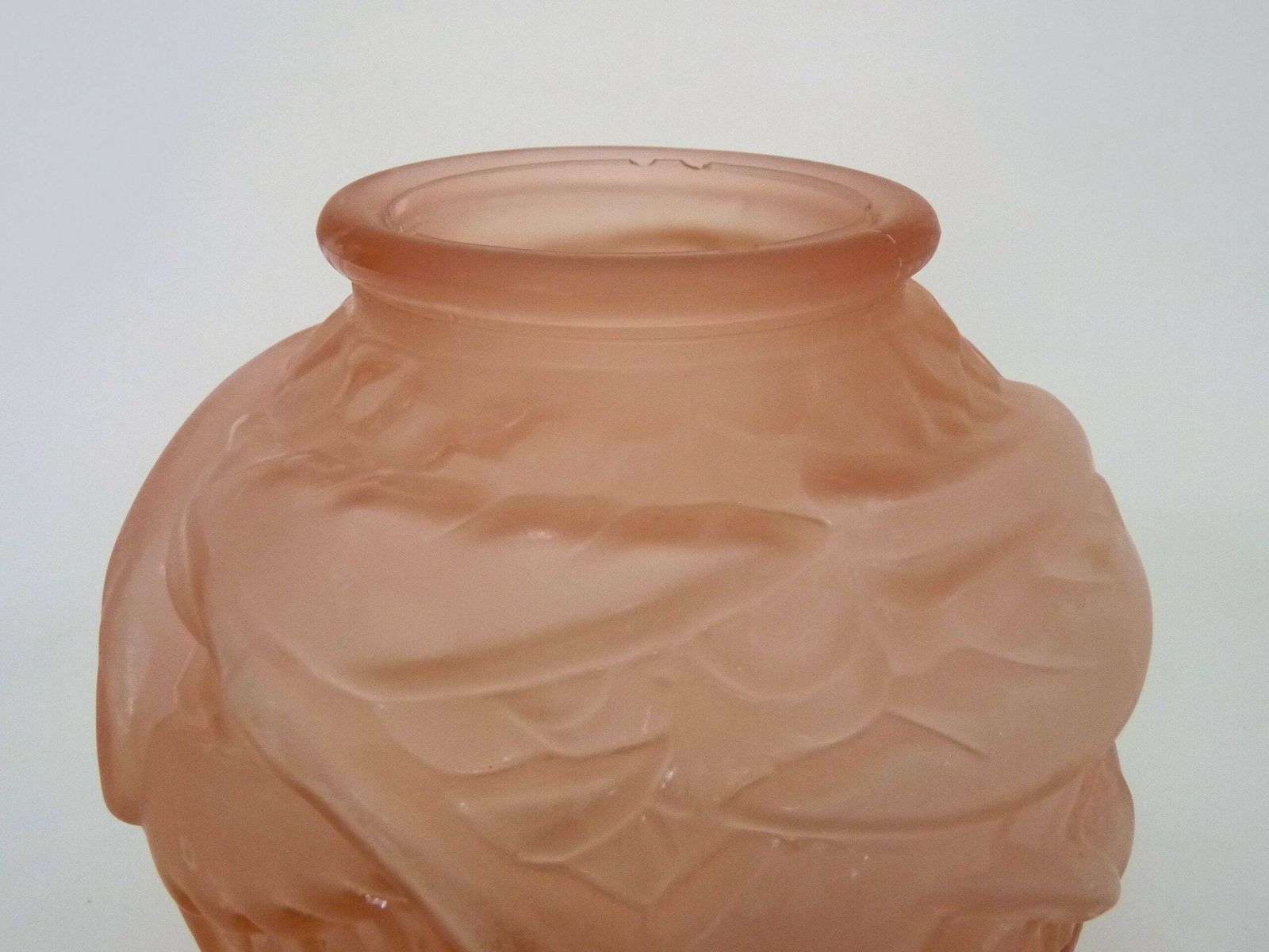 Art Deco Ball Vase In Pink Glass Paste With Bird Decoration. Art Deco Period. photo 164.32