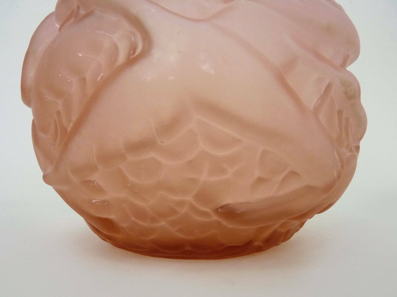 Vase boule Art déco en pâte de verre rose à décor d'oiseaux. Époque Art déco. photo vinterior