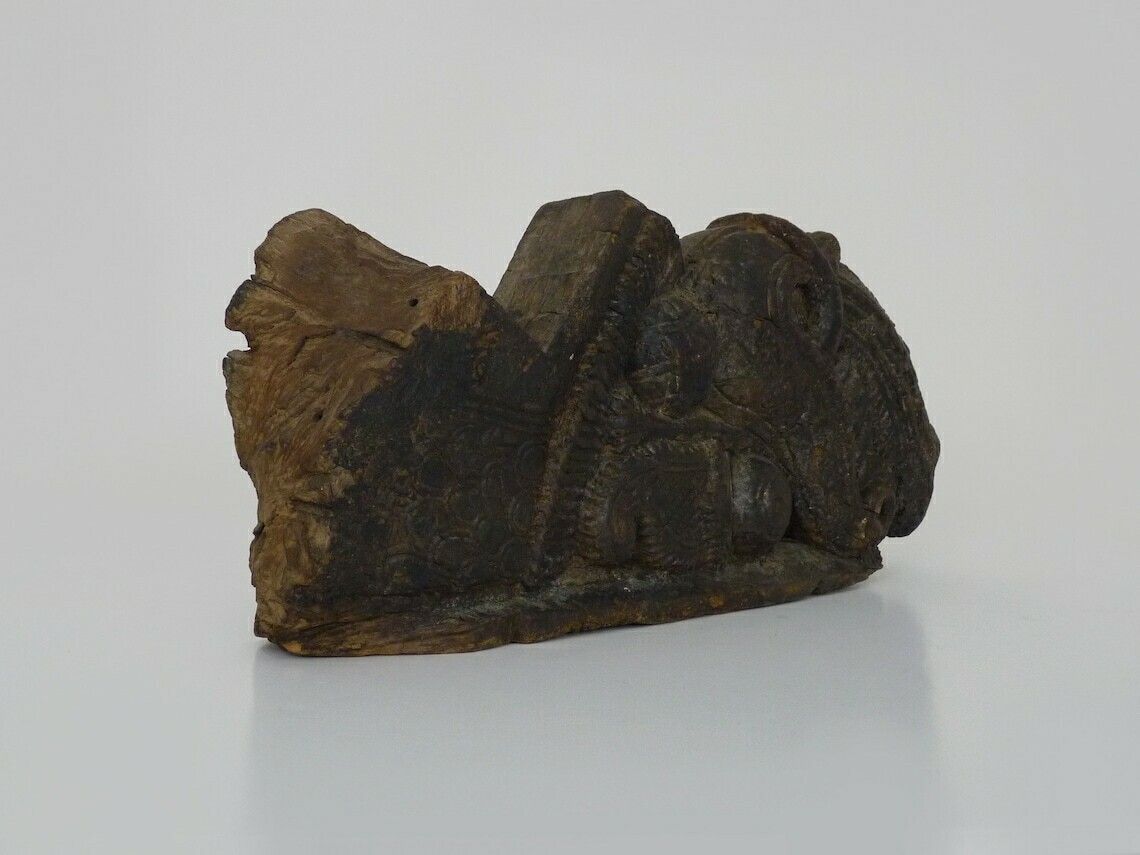 photo furniture Bas-relief indonésien en bois sculpté, caméléon, XIXe siècle