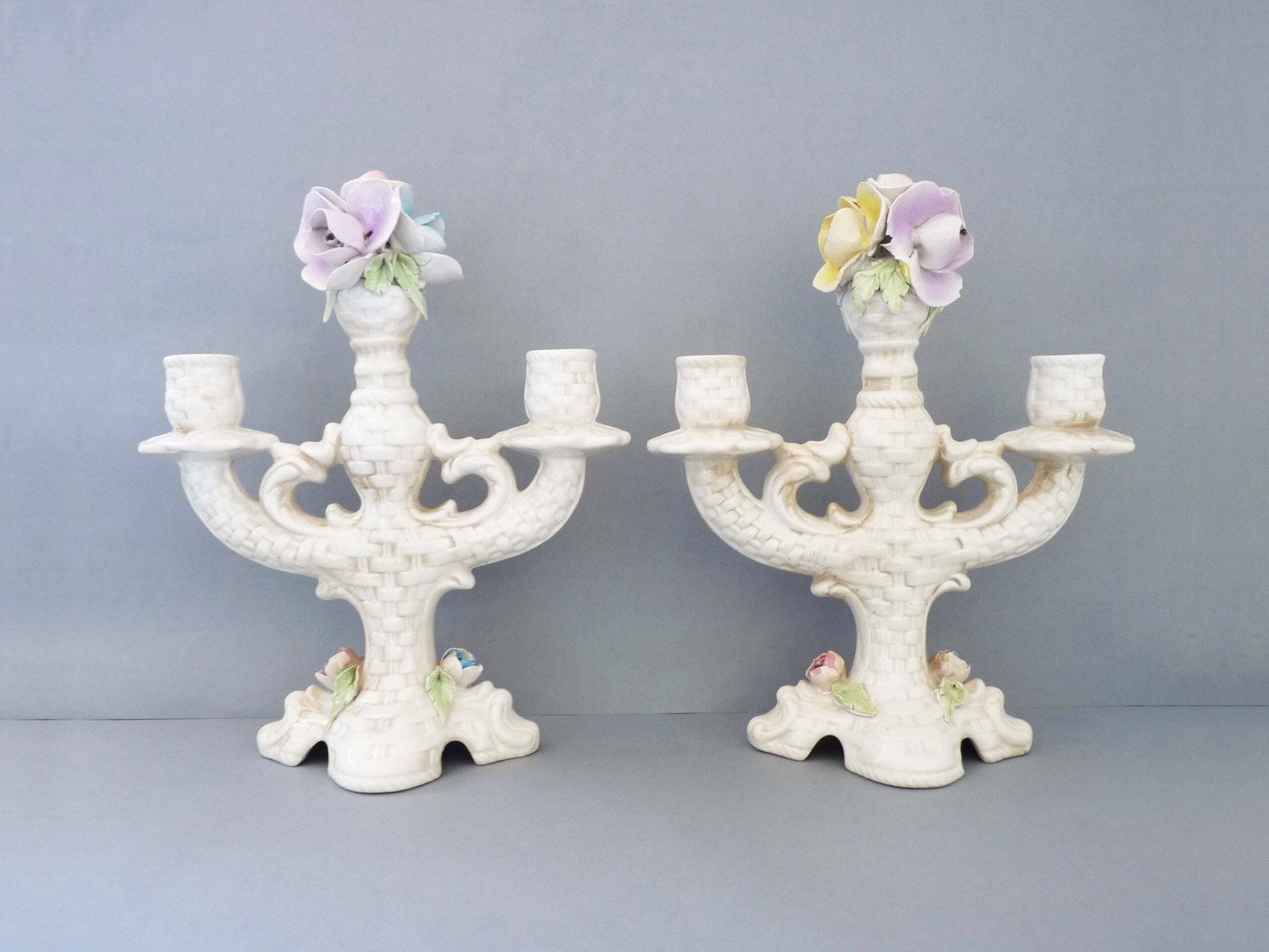 Paire de candélabres à trois bras en porcelaine blanche à motifs floraux, de style Capodimonte. Céramique italienne photo furniture