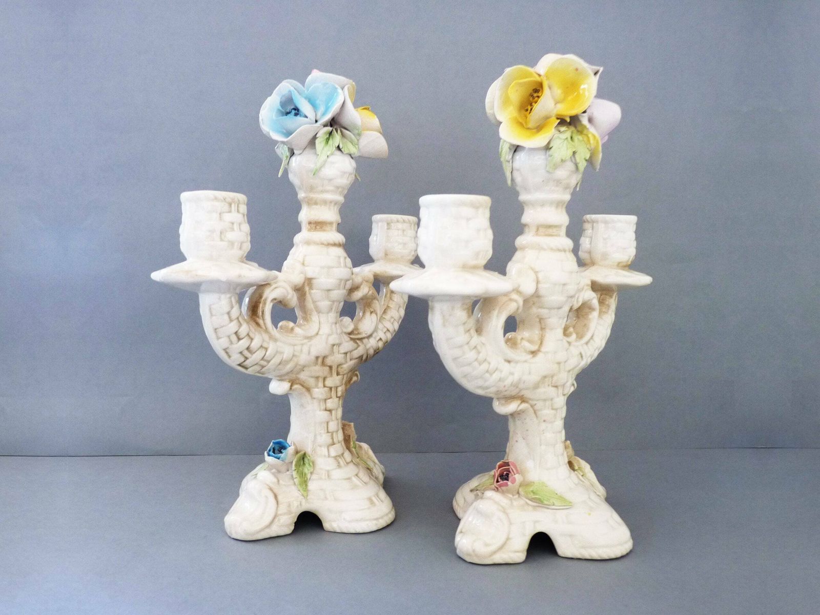Paire de candélabres à trois bras en porcelaine blanche à motifs floraux, de style Capodimonte. Céramique italienne photo for sale