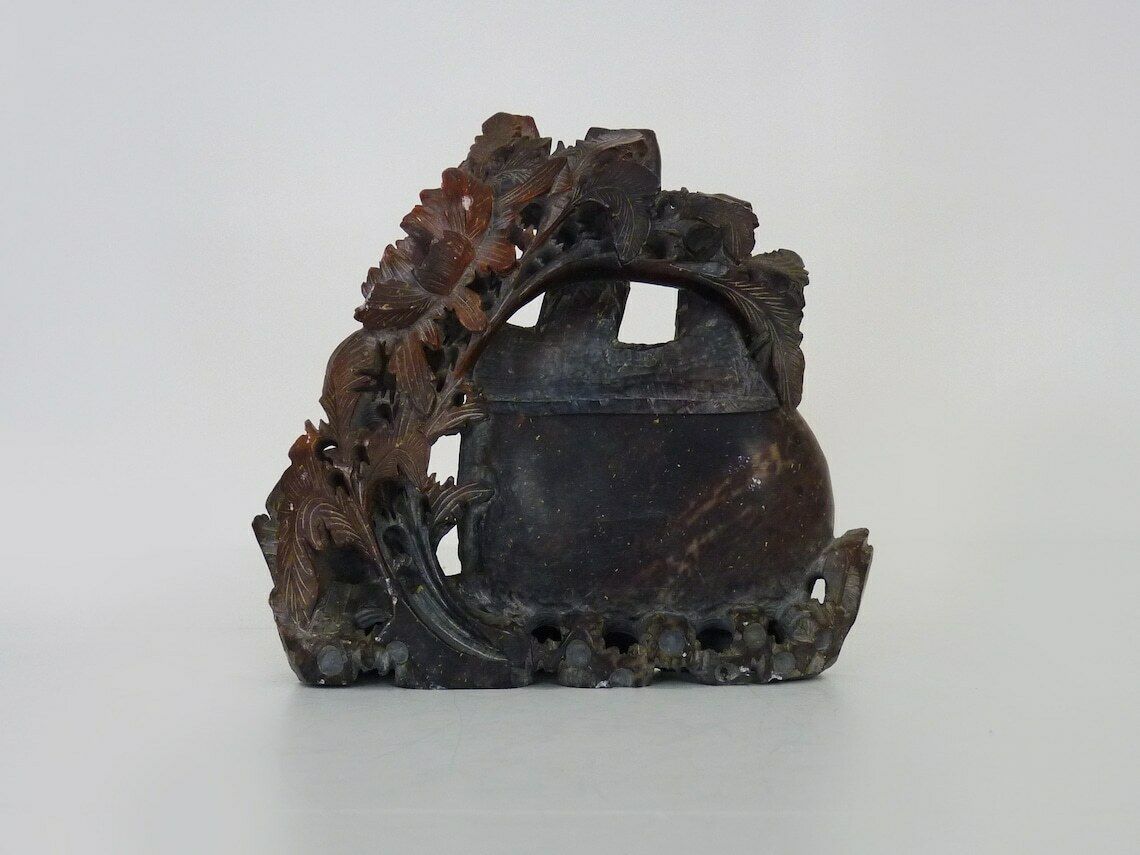 Vase vintage chinois en pierre sculptée aux fleurs de chrysanthème