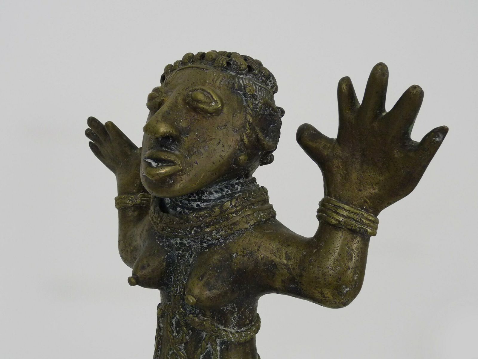 Art africain. Importante sculpture en bronze Bamoun. photo vinterior