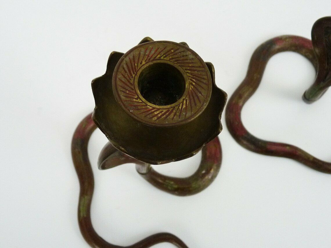 Paire de bougeoirs cobra en bronze d'époque, gravures détaillées, vers 1950 photo vintage