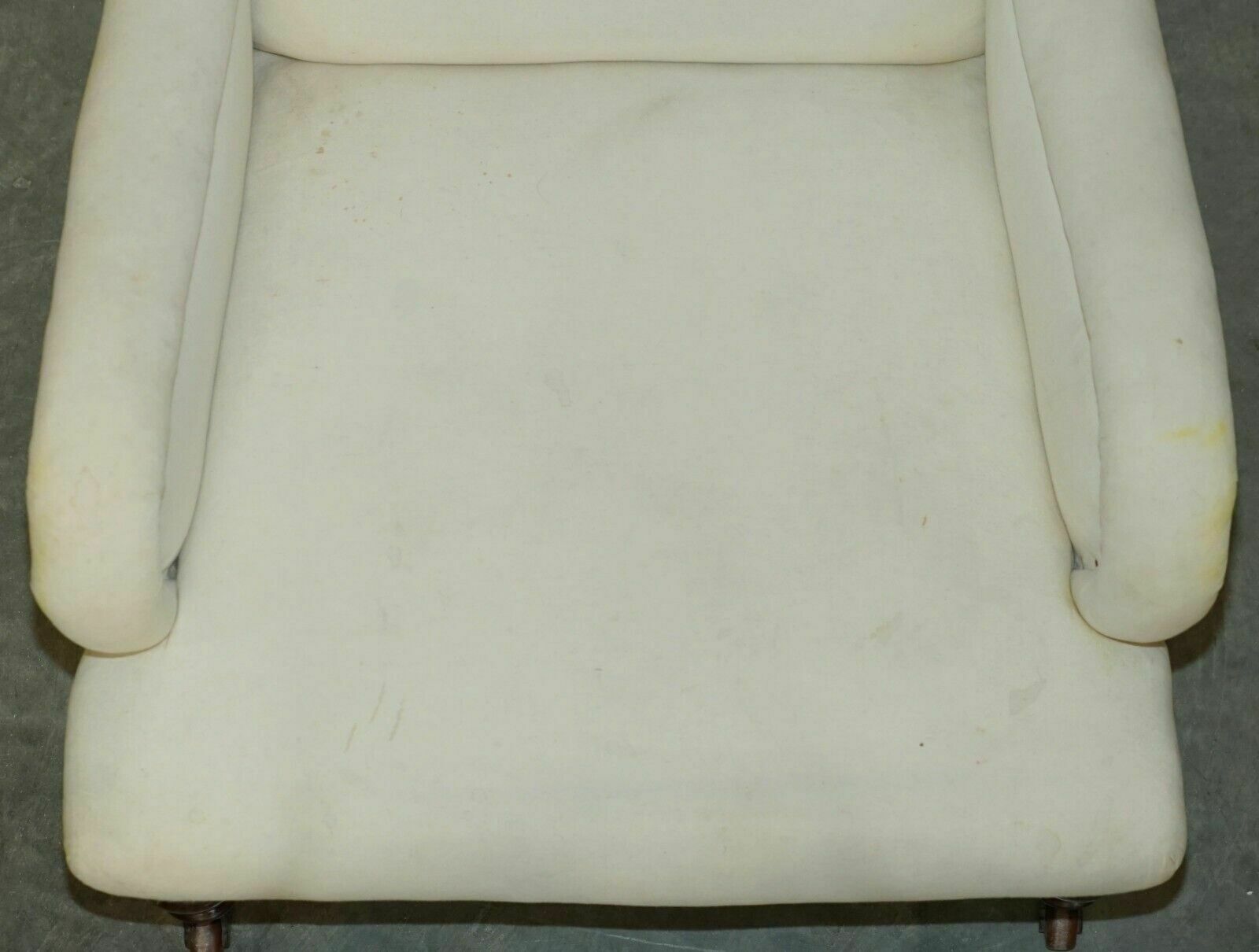 photo vinterior Antique Victorian Howard & Son's Bridgewater Style Armchair Nicely Sculpted Arms