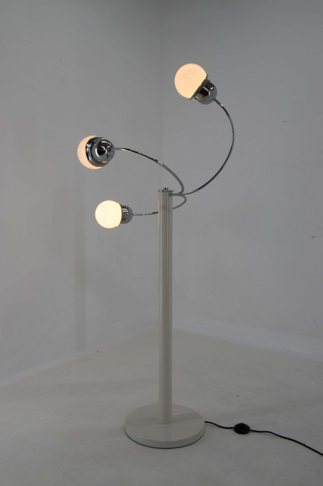 Space Age Floor Lamp, Italy, 1960s photo vinterior