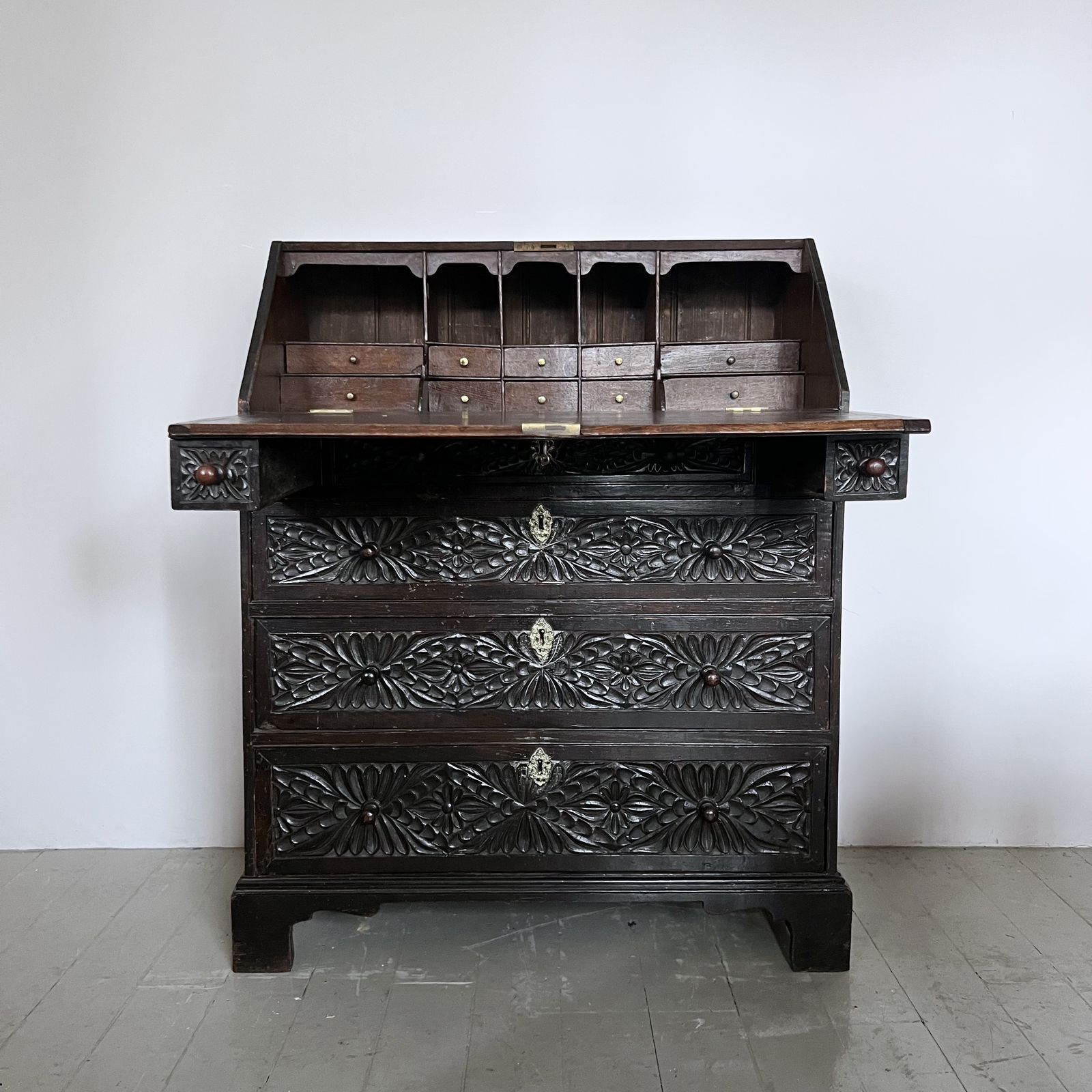 Late 17th Century Carved Ebonised Oak Bureau photo vinterior