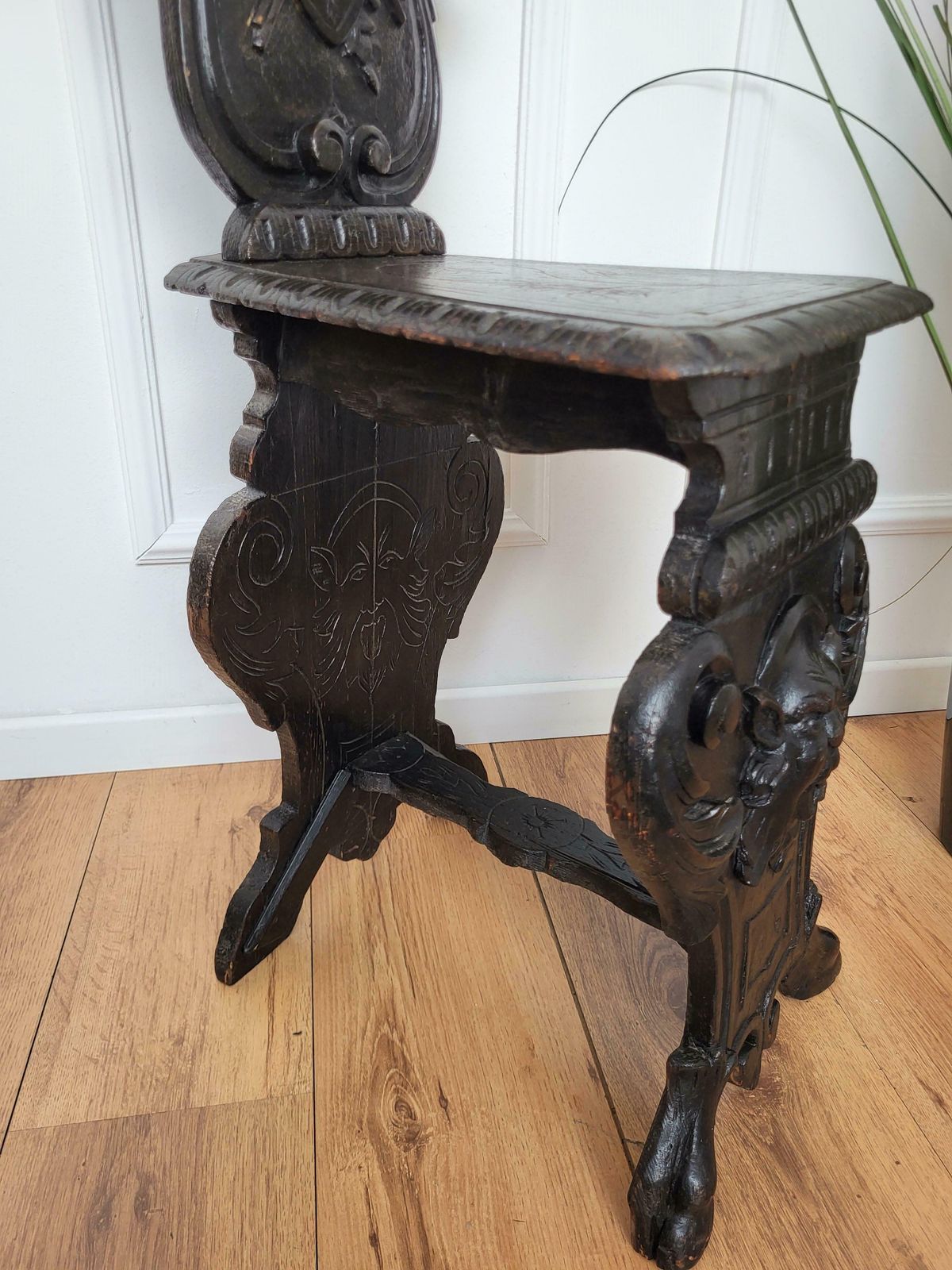 photo furniture Antique Italian Carved Wood Coat Of Arms Chair