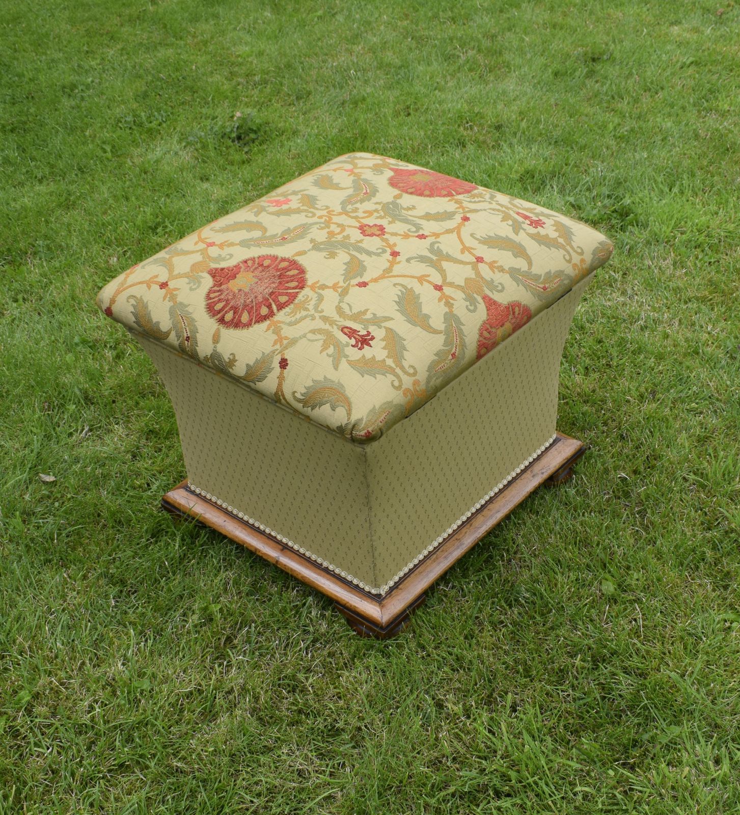 photo vintage William IV Upholstered Ottoman