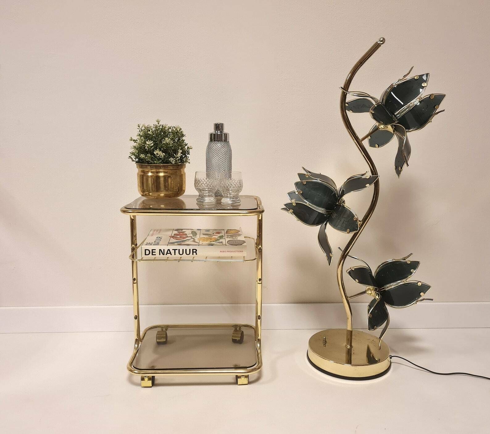 photo for sale Vintage Hollywood Regency Vloer /Wandlamp Met Gegraveerd Glas En Messing Bloemendecor – Anthony California Lamp, Jaren 80