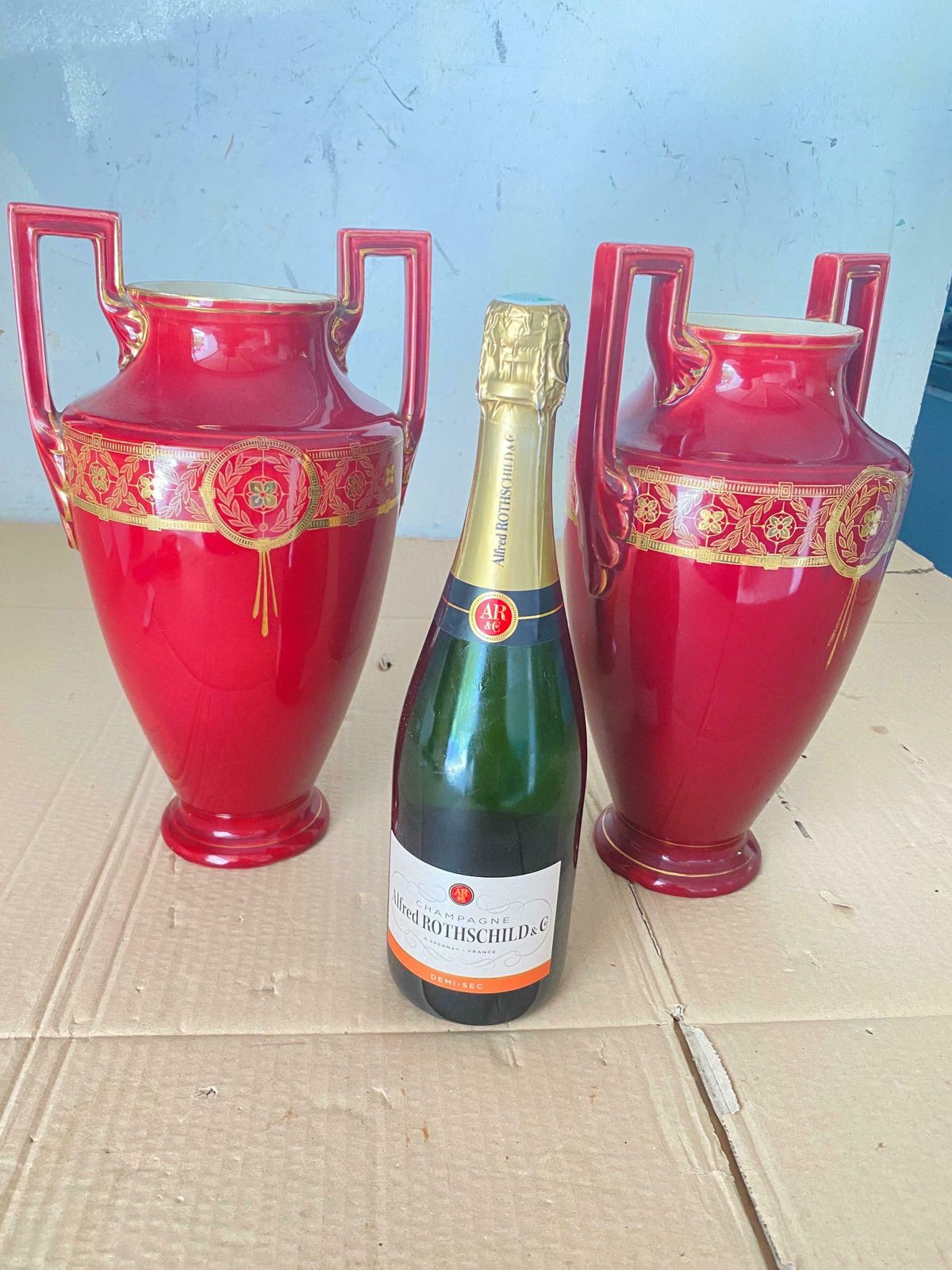 photo vinterior Pair Of Red Cobalt Urns Vase With Ceramic Handles And Gilted Decorations