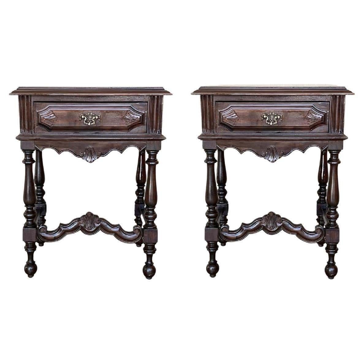 Paire de tables de chevet espagnoles du XXe siècle, tiroir sculpté et entretoise