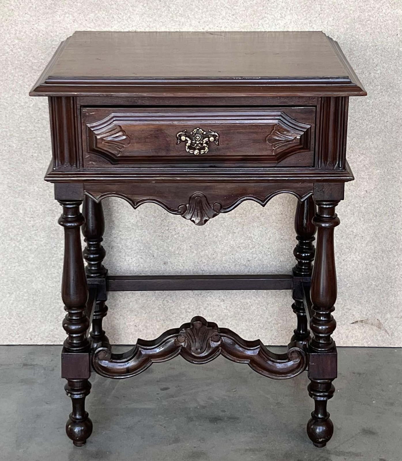Paire de tables de chevet espagnoles du XXe siècle, tiroir sculpté et entretoise photo furniture