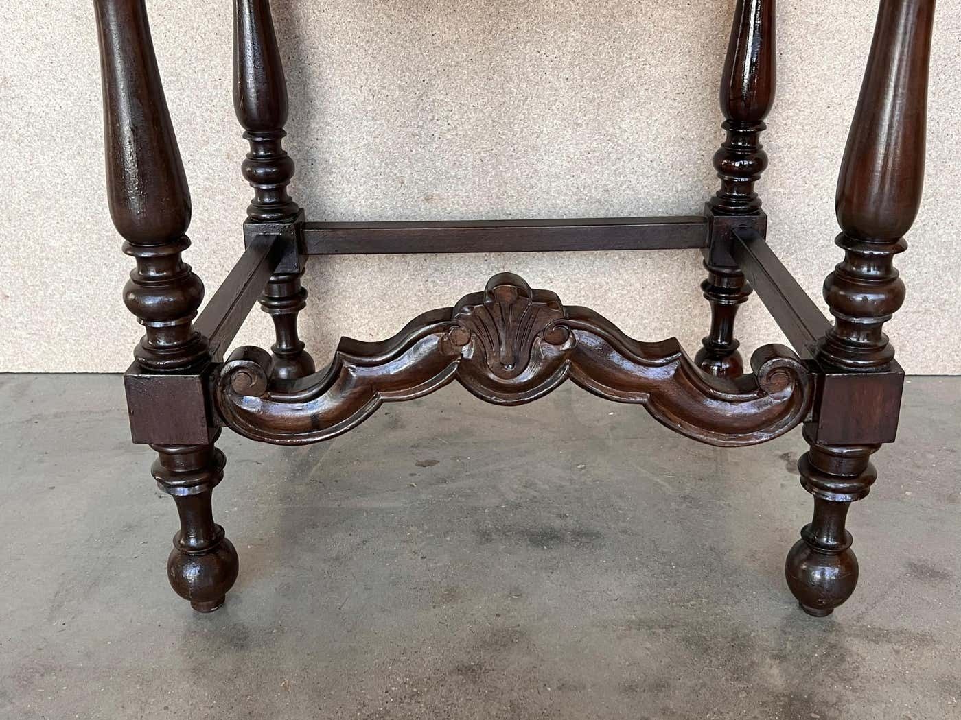 Paire de tables de chevet espagnoles du XXe siècle, tiroir sculpté et entretoise photo vinterior