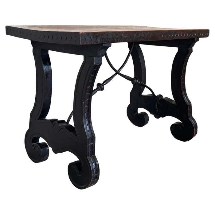 Table d'appoint baroque espagnole ébonisée, pieds en lyre, XIXe siècle