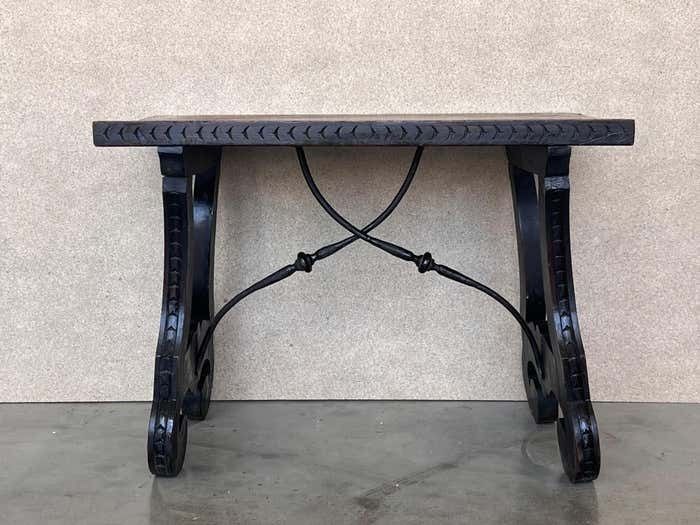 Table d'appoint baroque espagnole ébonisée, pieds en lyre, XIXe siècle photo for sale