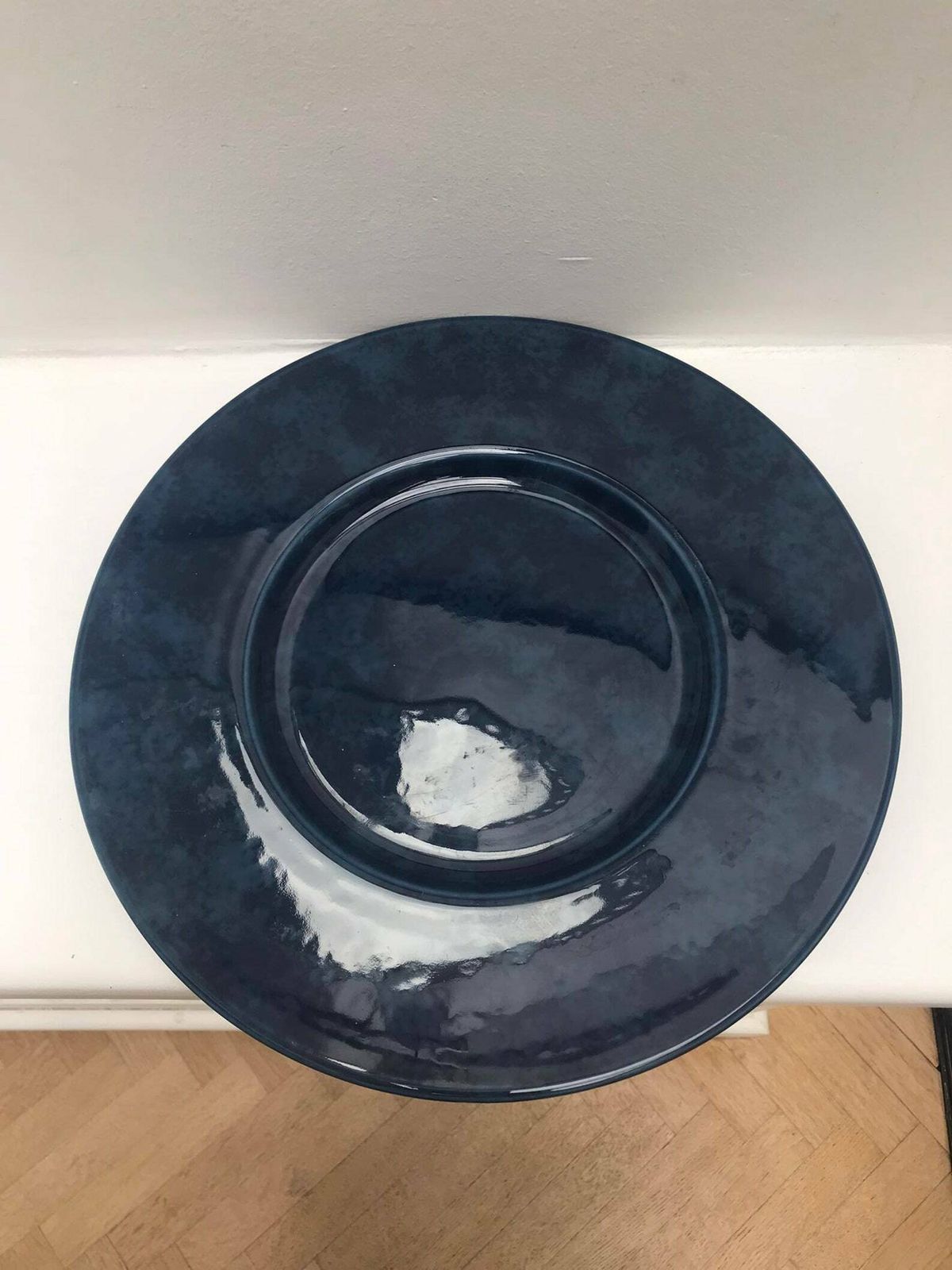 Set Van 2 Christofle Onderborden – Blauw Gemarmerd Porselein, Grote Presentatieborden Met Blauwe Accenten photo for sale