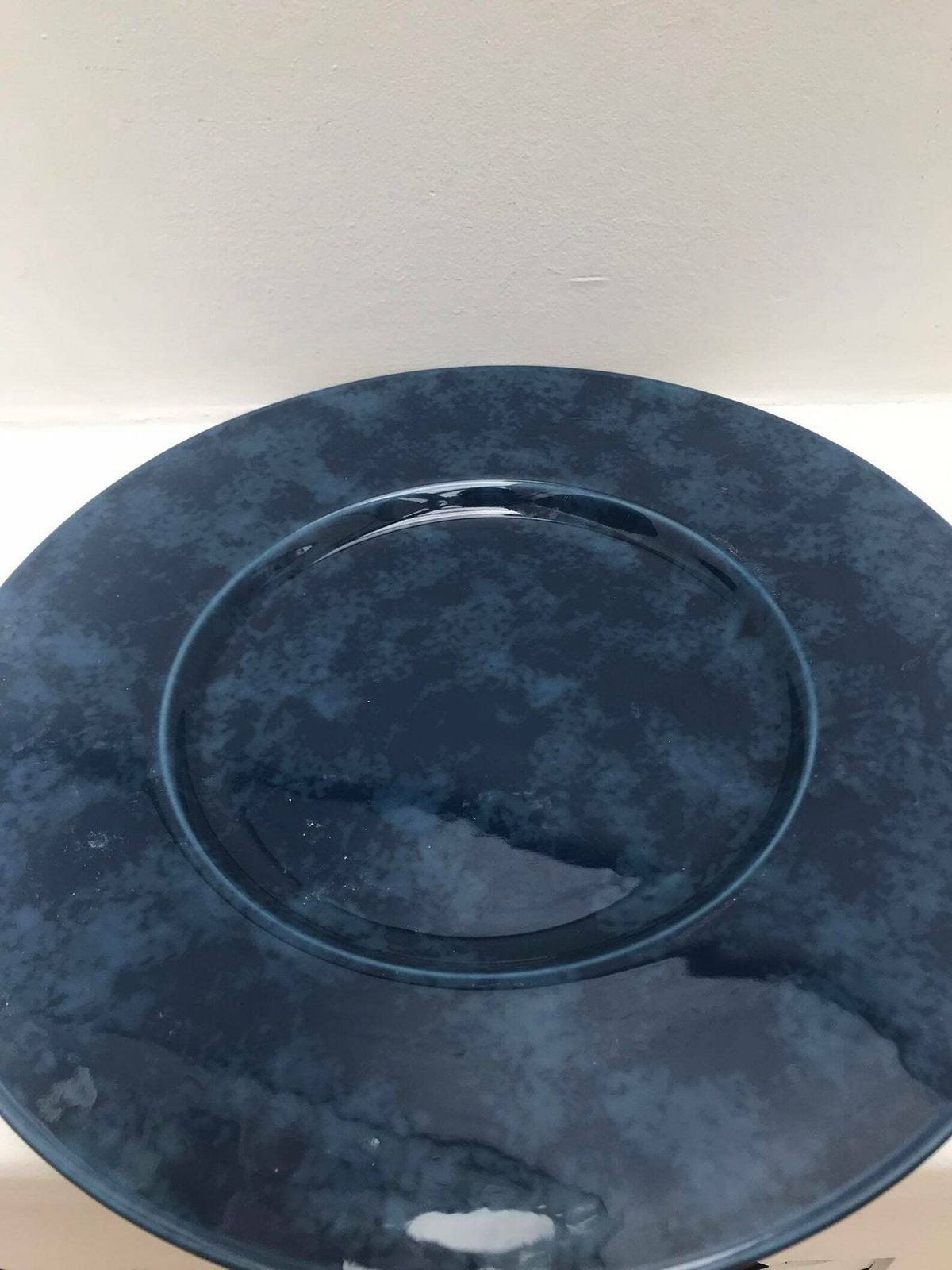 Set Van 2 Christofle Onderborden – Blauw Gemarmerd Porselein, Grote Presentatieborden Met Blauwe Accenten photo Woonaccessoires
