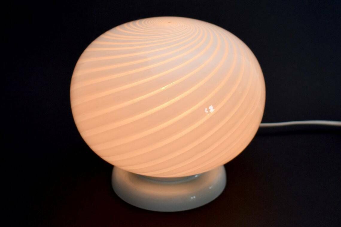 Vintage Italiaanse Swirlglas Tafellamp | Mid Century Modern Wit Glazen Sierlamp Retro | Venini Murano | Mcm Midmod Jaren 1970–1980 | photo 2652.0