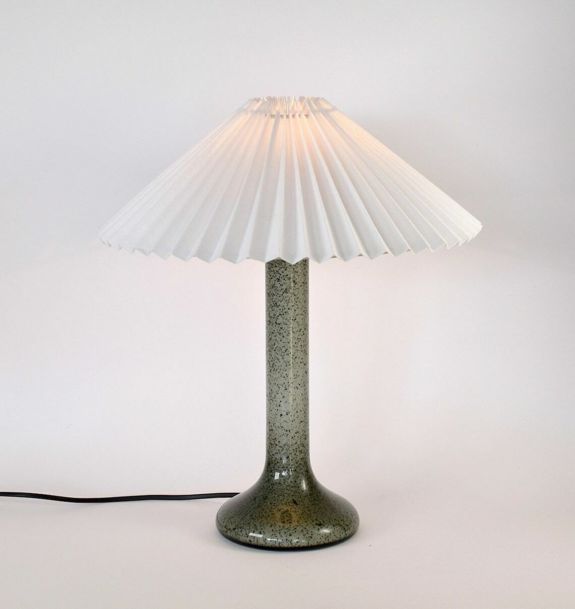 Mid Century Modern Scandinavische Glazen Tafellamp | Le Klint Holmegaard Era Accentlamp Met Geplooide Kap | Vintage Deens Grijs Zwart Retro 1960 photo buy