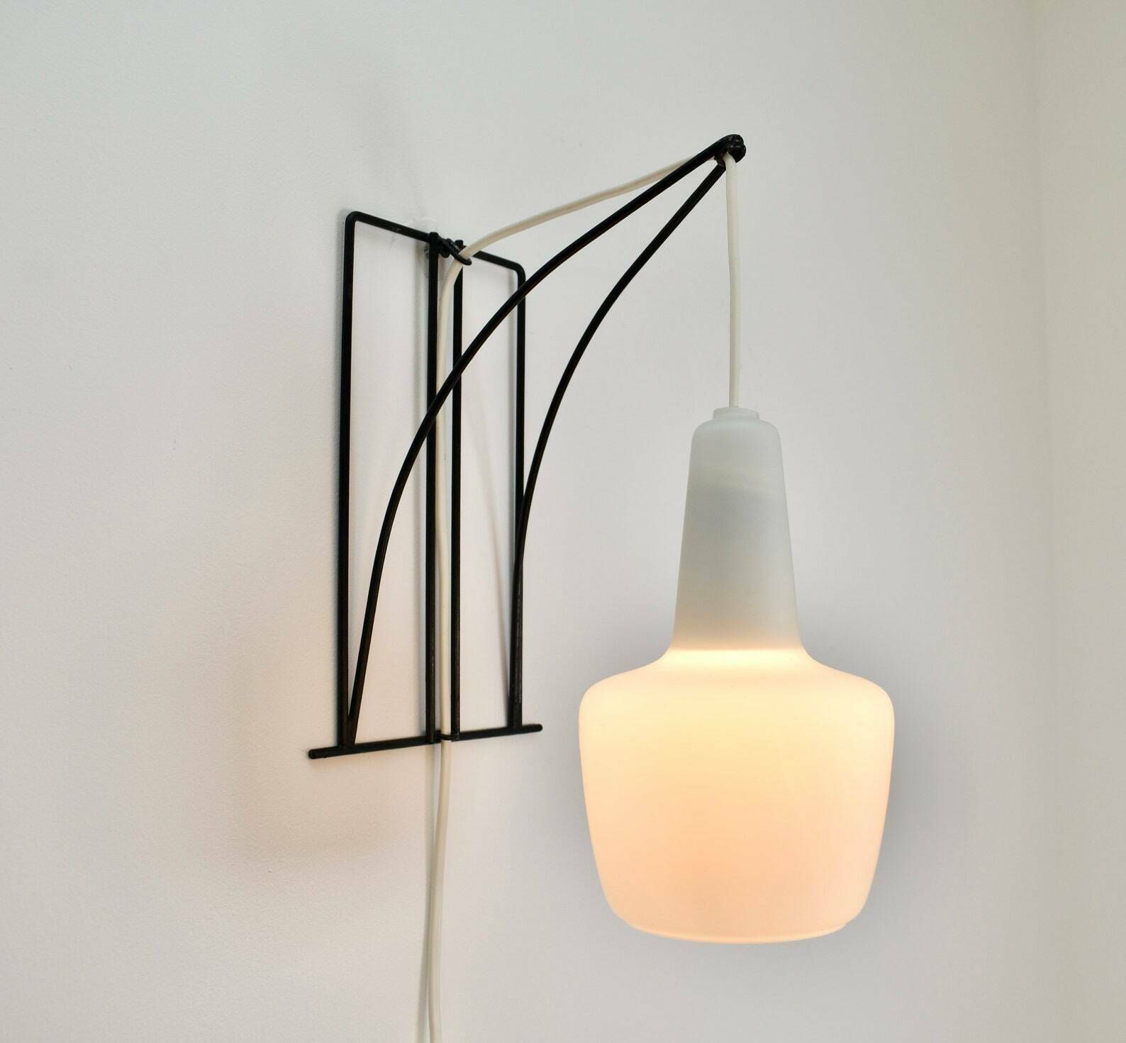 Modernistische Wandlamp Van Zwart Gelakt Draadmetaal En Gesatineerd Melkglas | Vintage Mid Century Modern | Philips Louis Kalff Dutch Design photo for sale